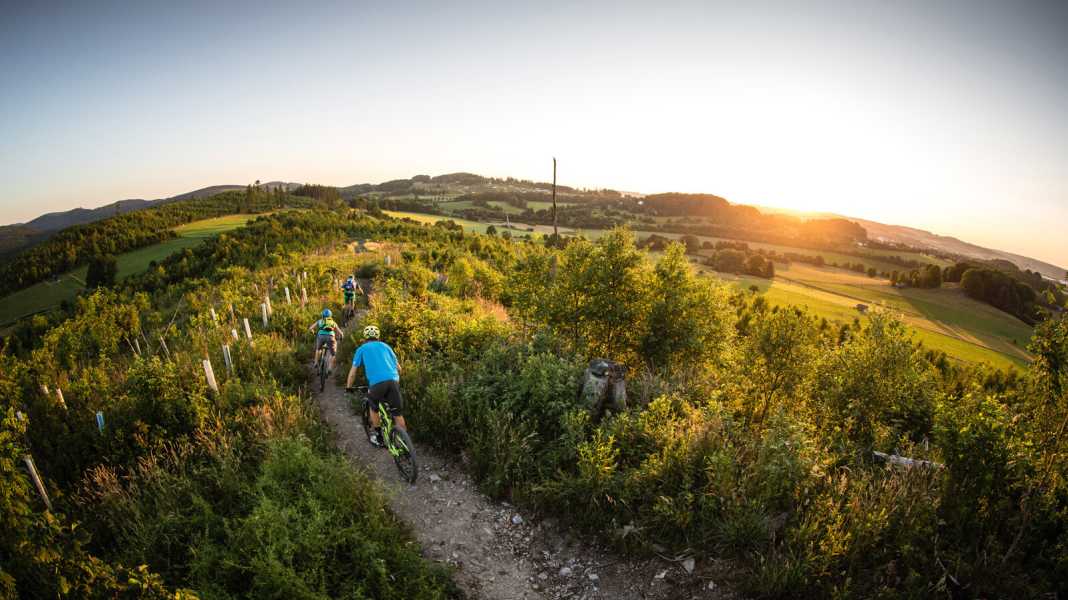 Corona-Ansteckung: Wie viel Abstand beim Biken nötig?