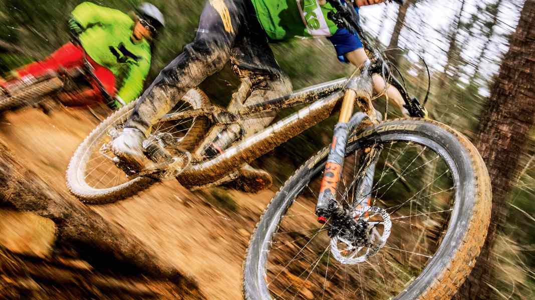10 Enduro-Gabeln mit 160 mm im Vergleich
