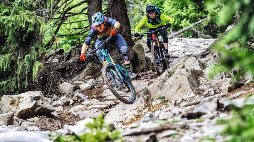 8 Highend-Enduros bis 170 mm Federweg im Vergleich