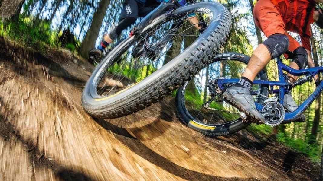 Paar-Beratung: 15 MTB-Reifen-Kombis im großen BIKE-Test
