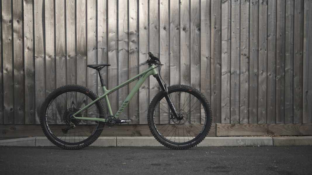 Stoic: Günstiges Trail-Hardtail für junge Shredder