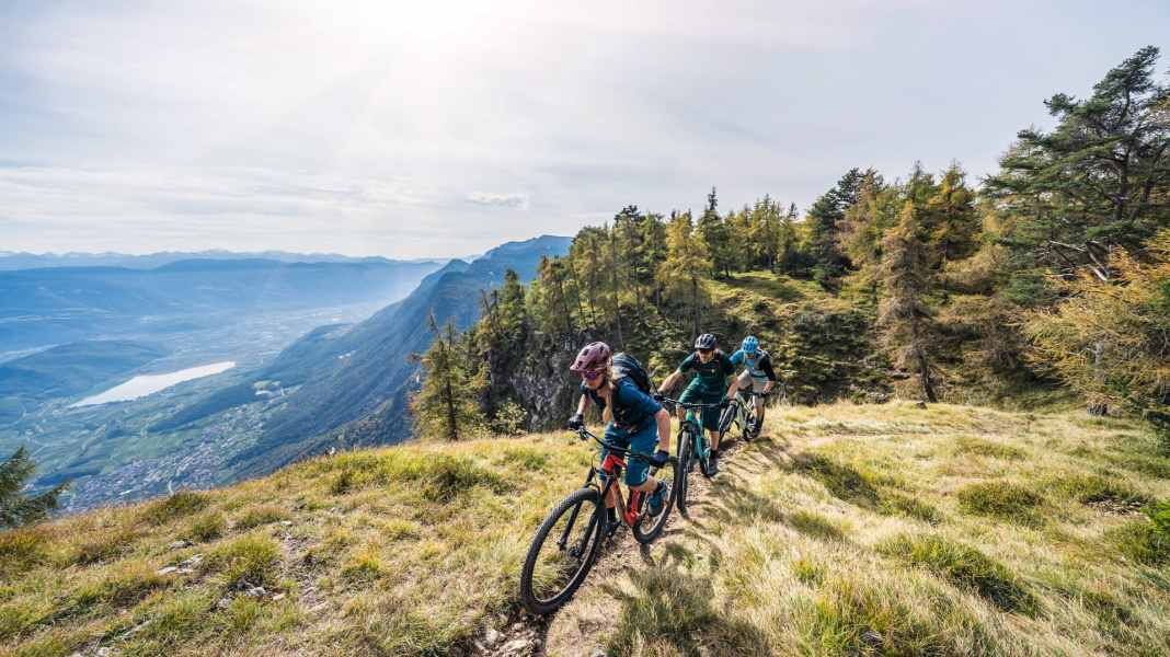 Spritzige Alleskönner: 8 Trailbikes im Vergleich
