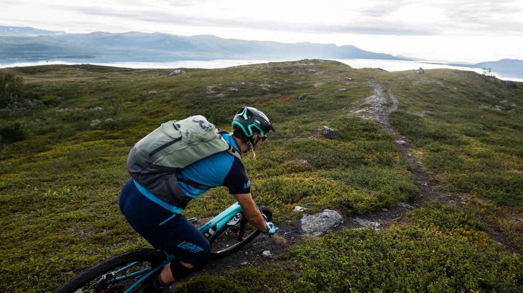 Evoc: Leichter MTB-Rucksack mit Rückenprotektor