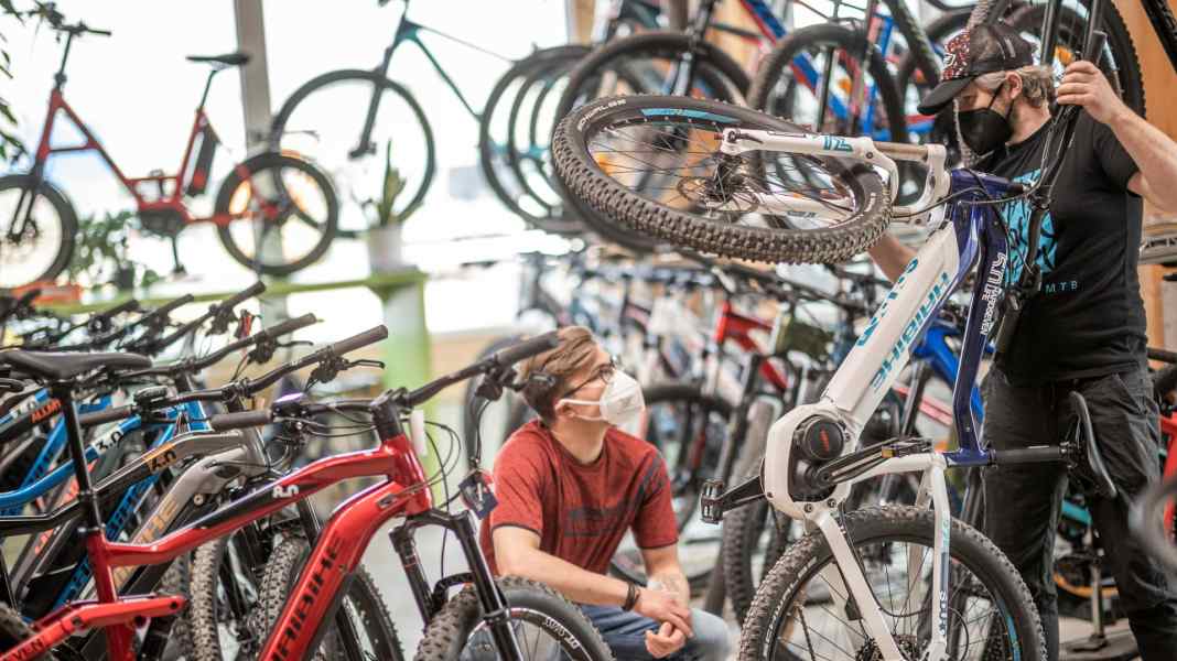 E-MTB kaufen: Besser online oder beim Händler?