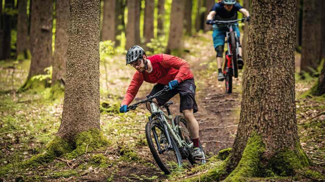 Günstige E-MTBs von Canyon und Giant im Test: Preis gegen Leistung?