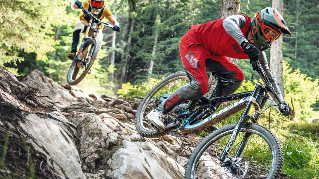 Downhill: Test-Duell Trek Session 9 vs Propain Rage