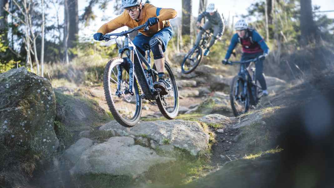 Systemvergleich (E-)Enduro-MTBs inkl. Test Yeti 160E T1