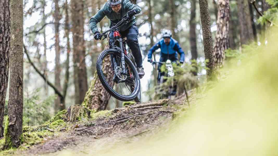 Bulls vs. Conway: E-MTB-Fullys mit Smart-System im Vergleich