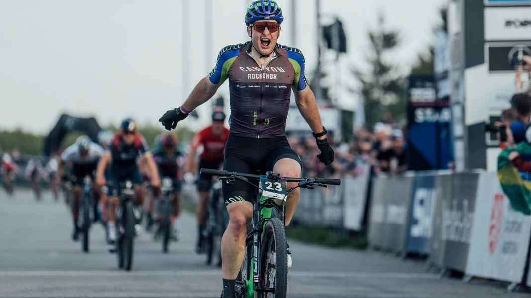 Nove Mesto: Luca Schwarzbauer gewinnt Short-Track-Worldcup