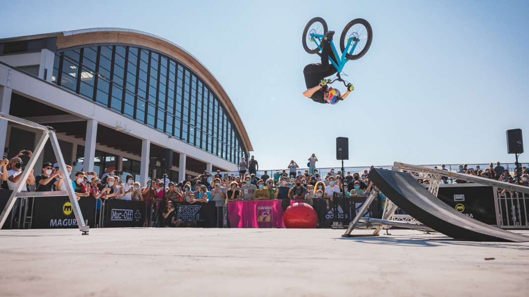 Video: Danny MacAskill mit dem Drop & Roll Team