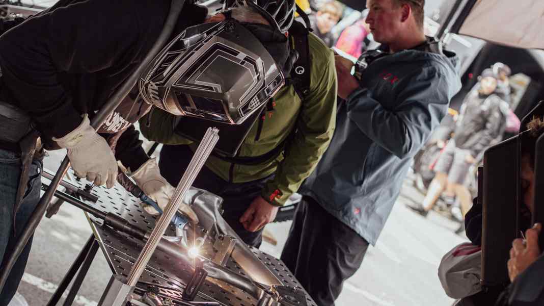 BIKE Project Europe: Echte Handarbeit beim Rahmenschweißer Alutech