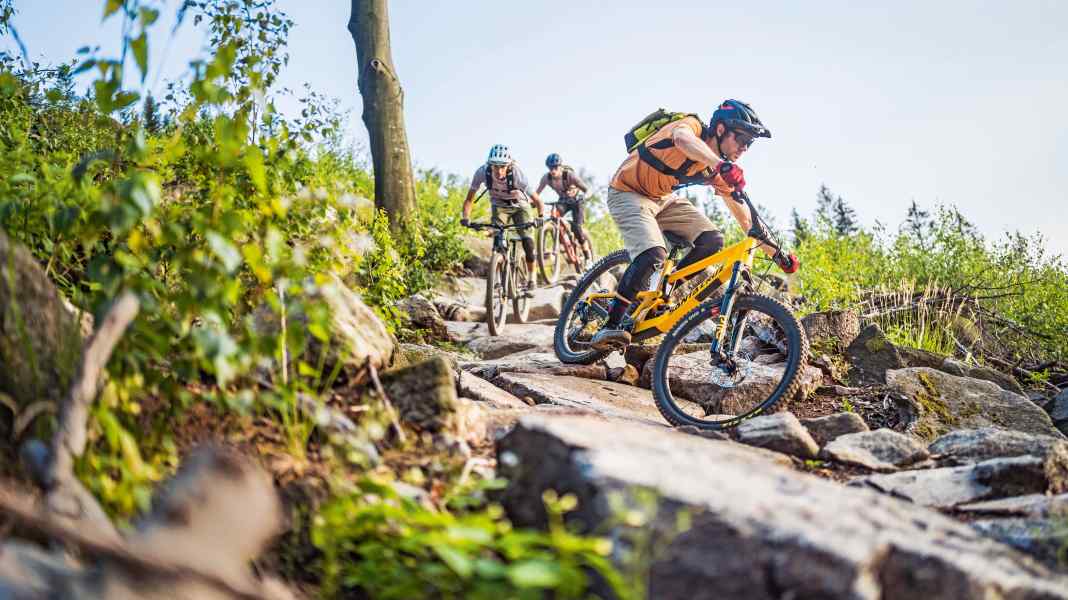 Test Trailbikes 2023: Sechs abfahrtsstarke Trailfullys im Vergleich
