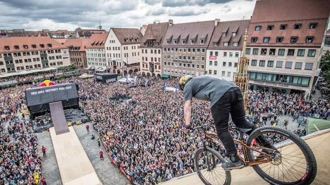Red Bull District Ride: Slopestyle-Legende Chase baut den Kurs