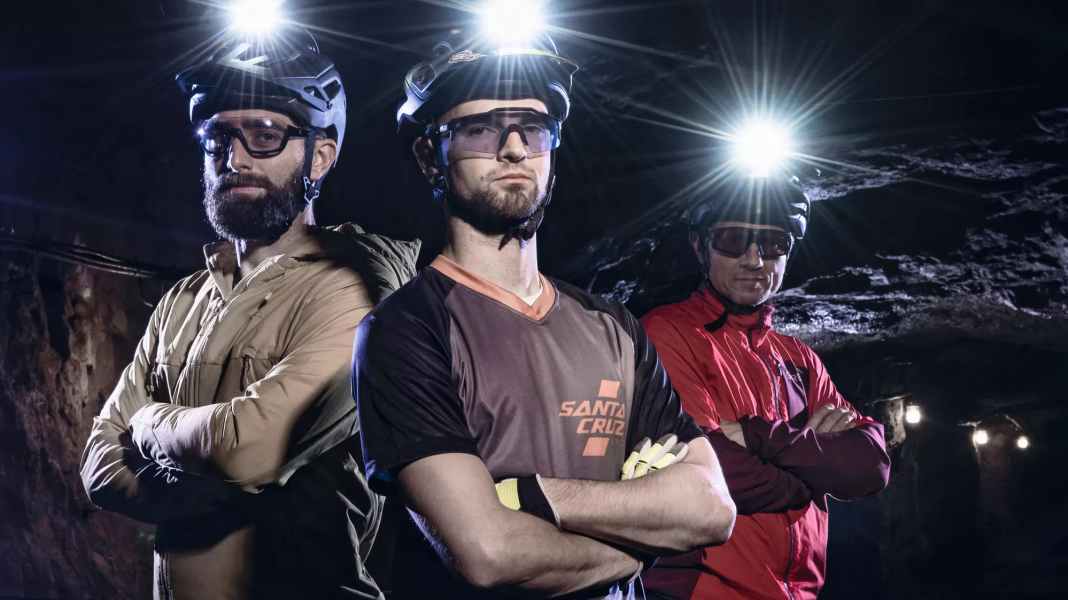 Nachtschicht: 9 Helmlampen fürs MTB im Vergleichstest