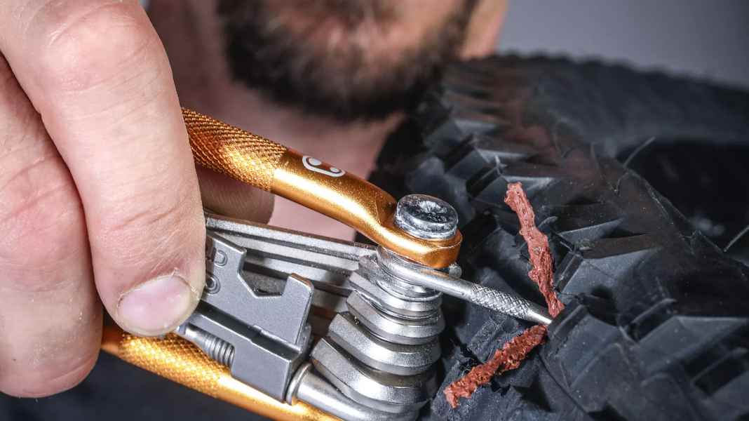 Pannenhilfe für unterwegs: So flicken Sie Tubeless-Reifen in Sekunden