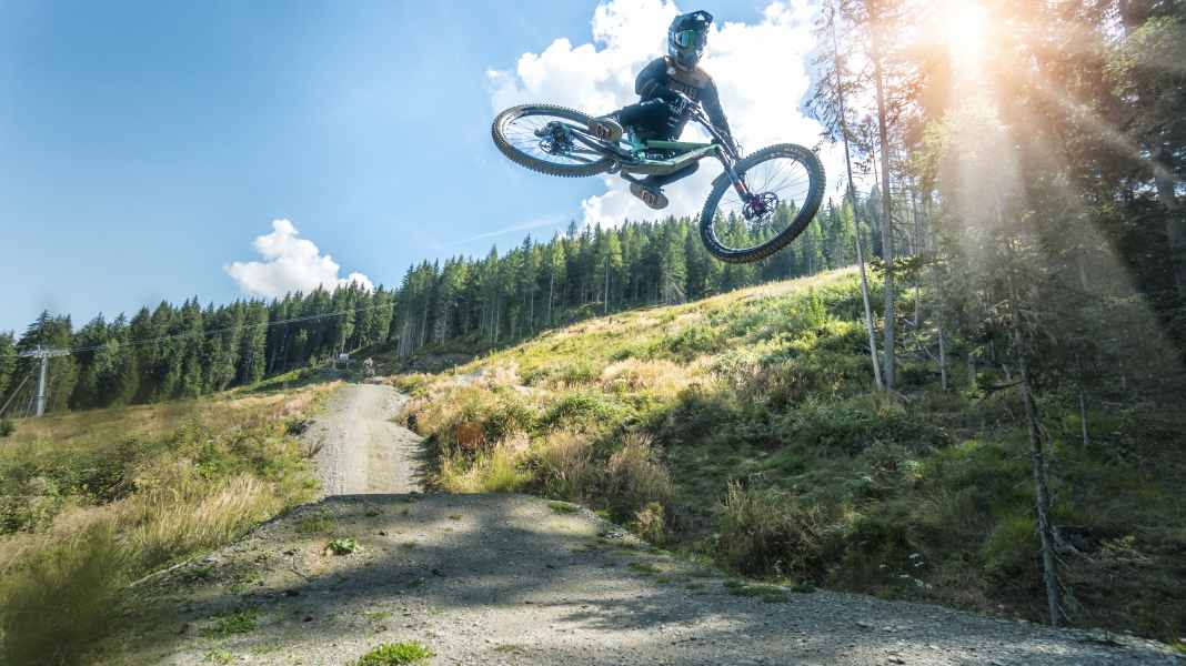 Tipps vom Fahrtechnik-Trainer: Das Geheimnis beim Springen – endlich Airtime!
