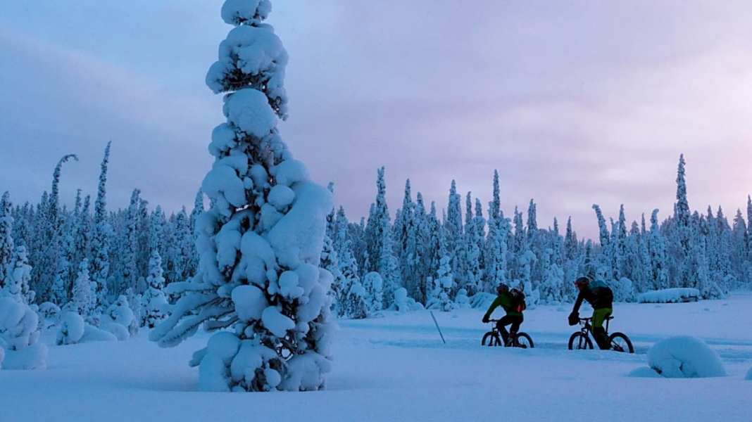 Biken im Winter: Low-Budget-Tipps – so halten Sie Hände, Füße & Kopf warm!