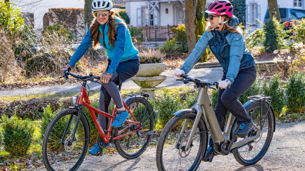 Für Frauen oder Männer: Sportliche Tourenräder mit tiefem Einstieg im Test