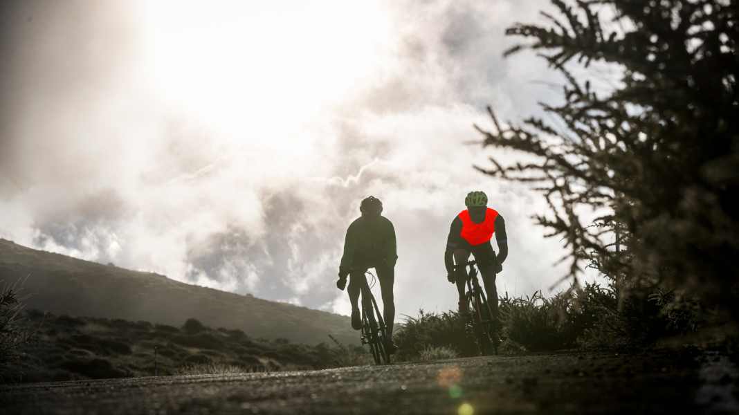 Test 2017: Windwesten für Rennradfahrer mit Reflexmaterial - Leuchtschutzfaktor: 22 Windwesten für Männer und Frauen