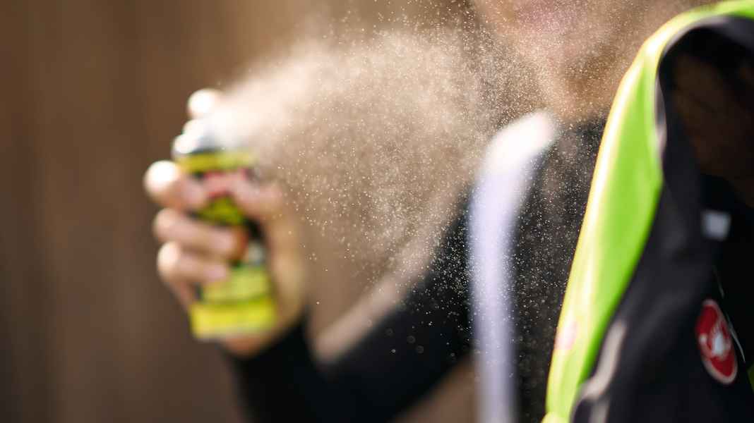 Regenjacken: Imprägnieren mit Spray und Imprägnieren mit Wash-in