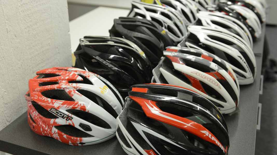 Crashtest: Sicherheit von Fahrradhelmen - So sicher sind alte Rennrad-Helme