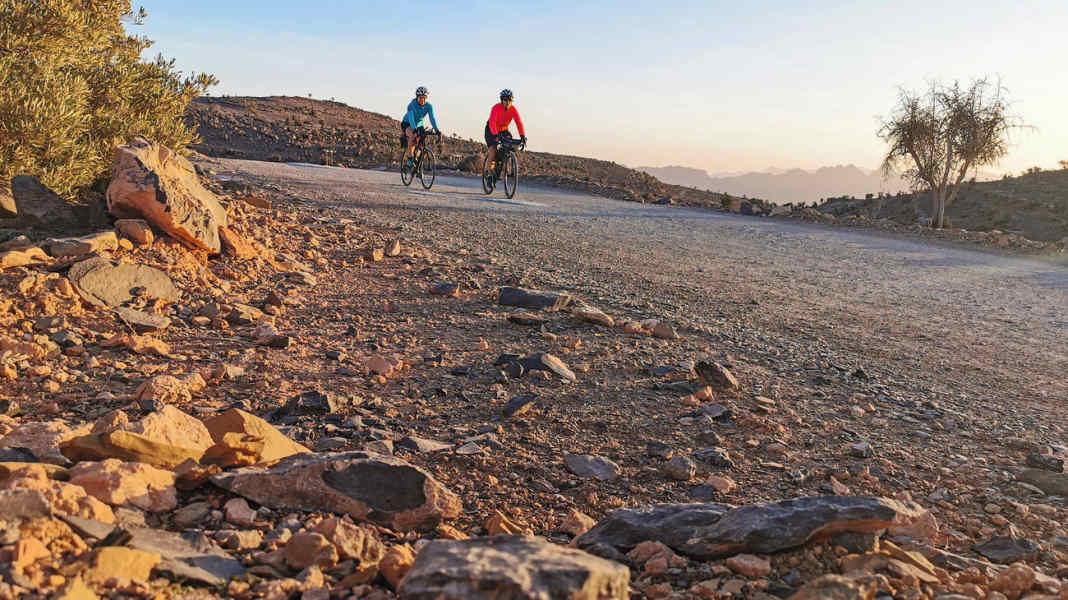 Reise Oman: Bikepacking im Osten der Arabischen Halbinsel - Zwei Frauen radeln durch den Oman