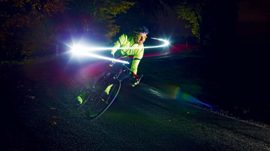 Radfahren bei Dunkelheit: Rennradbeleuchtung & Co.