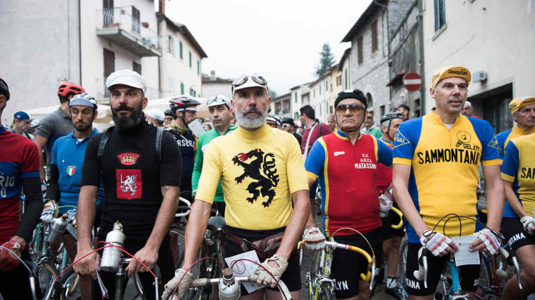 Retro-Rennen auf Naturstraßen - Jubiläumsfahrt der L'Eroica
