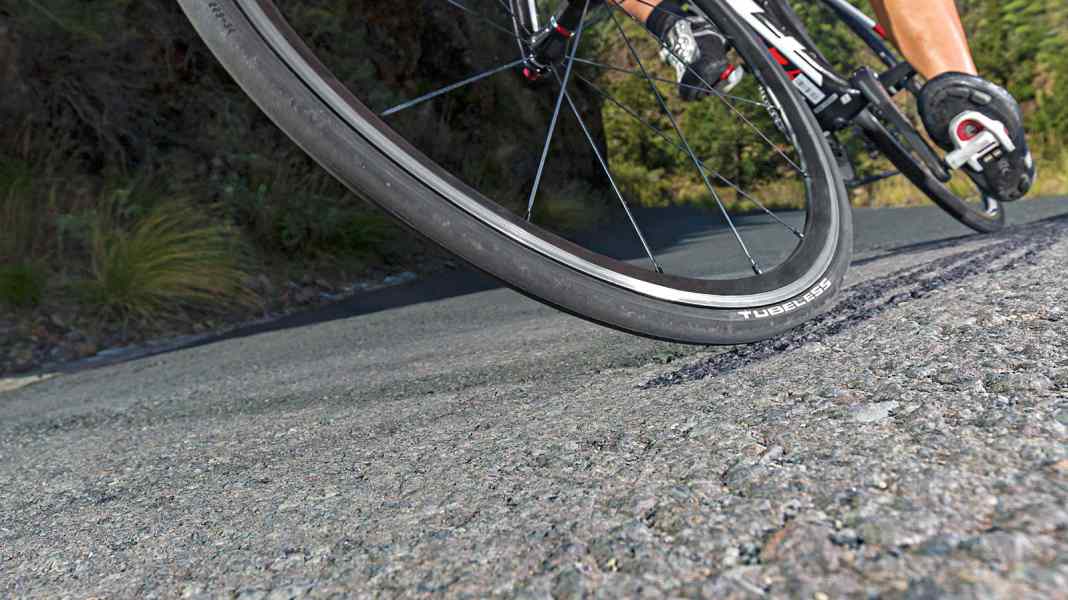 Test und Beratung: Schlauchlose Reifen und Tubeless-Laufräder - Was können Tubeless-Reifen am Rennrad wirklich?
