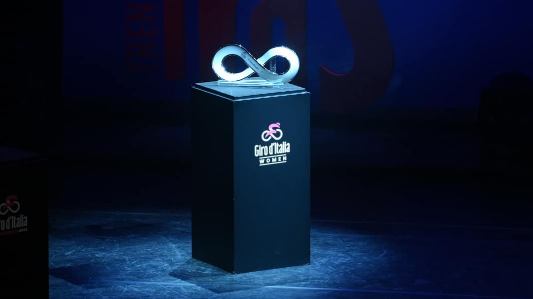 Giro d’Italia Women 2024: Veranstalter präsentiert vorerst nur die Trophäe