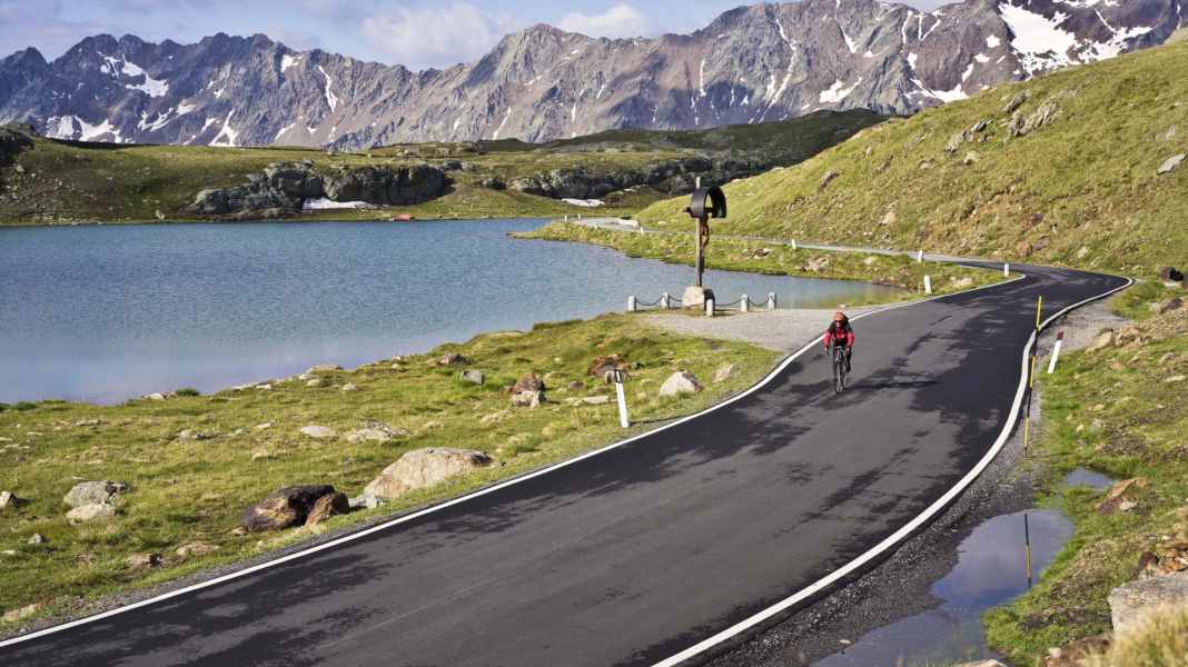 Auf Pässen übernachten: Etappenfahrt in den Alpen - Hüttentour: Zwölf Alpenpässe in fünf Tagen
