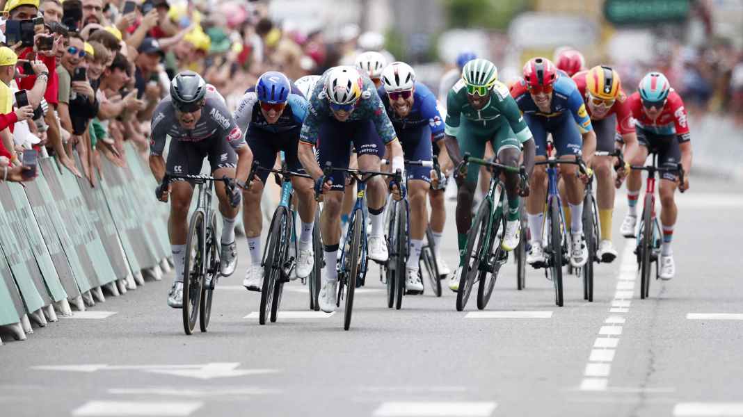 Tour de France 2024: Windkanten-Spektakel! Philipsen siegt in Pau