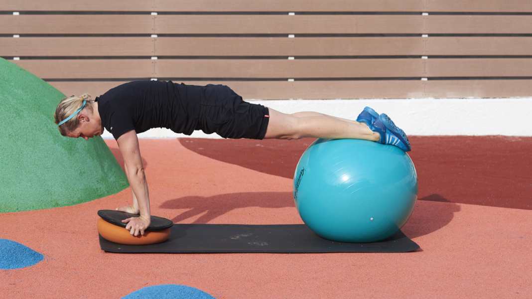Video: Core-Training mit Canyon-SRAM-Profi Tiffany Cromwell - Tiffany Cromwell zeigt ihre besten Stabi-Übungen