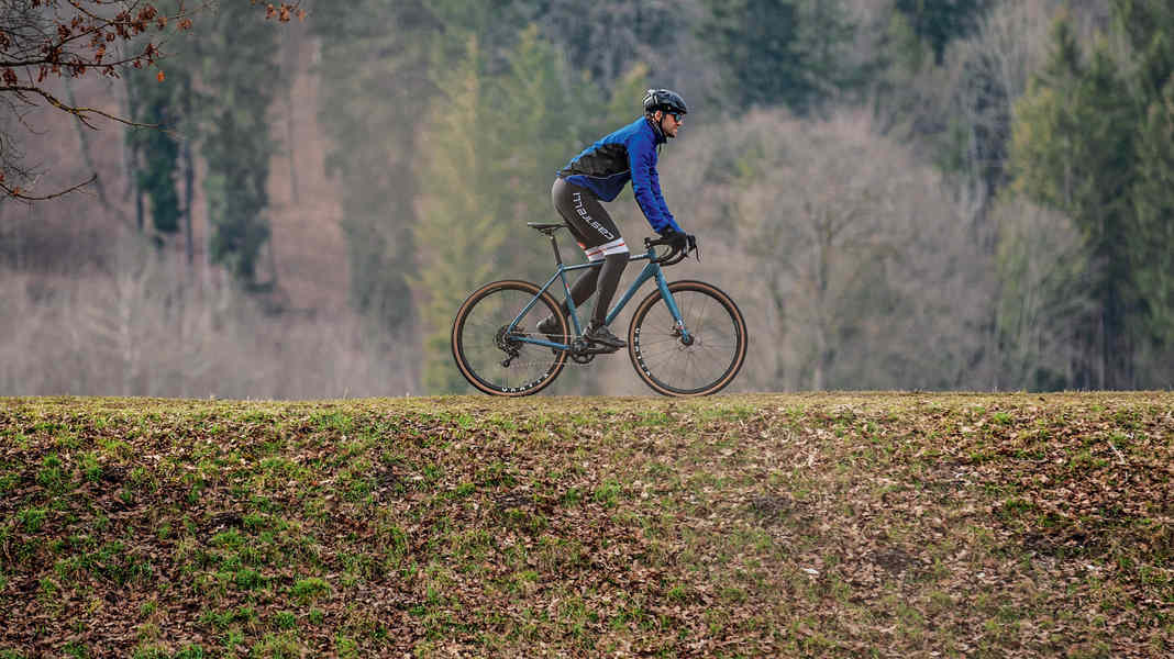 Auf Sparkurs? 3 günstige Gravelbikes um 1000 Euro im Test