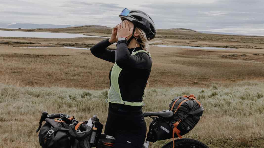 Bikepacking “On Her Own”: Wiebke Lühman radelt im strömenden Regen 3500 Kilometer zum Nordkap