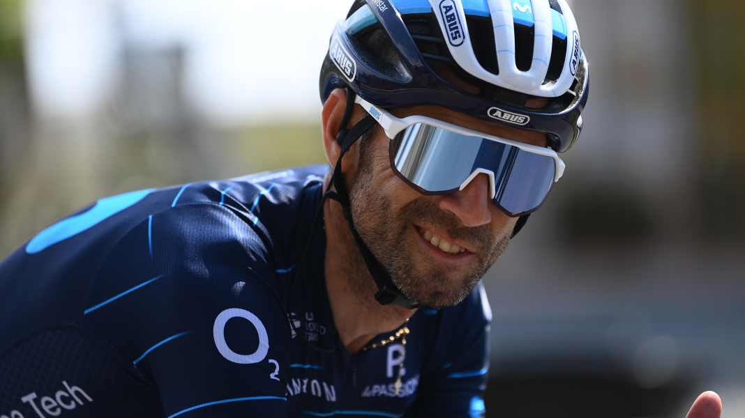 Neues Movistar-Trikot zu Ehren von Valverde - Astana & Arkea in anderen Farben