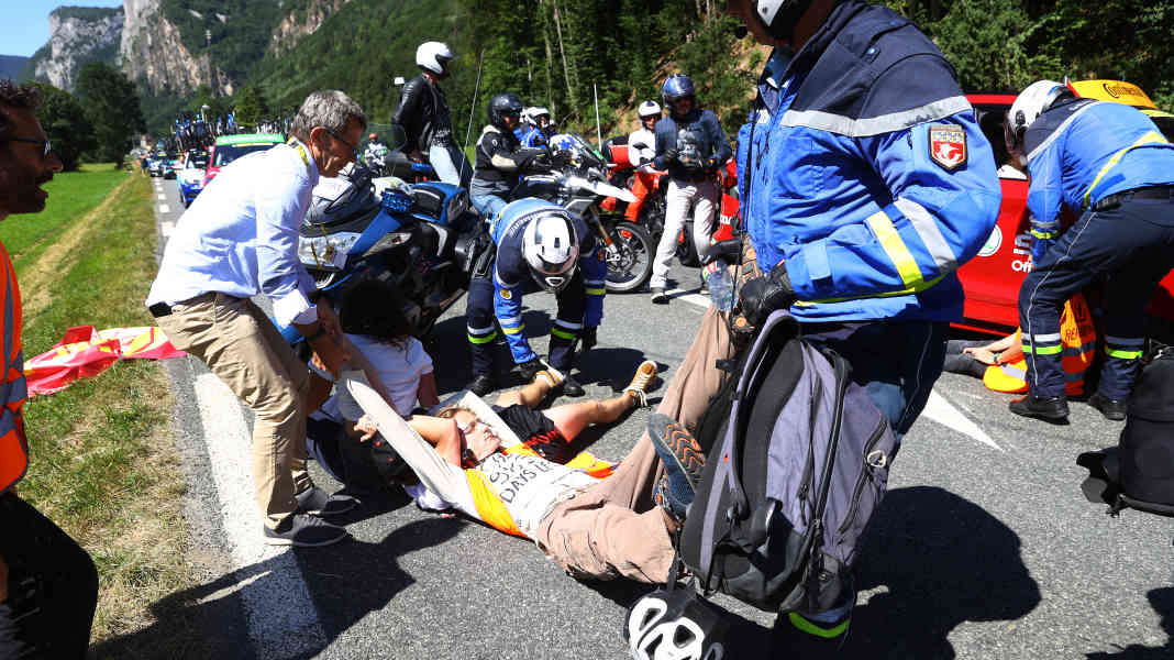 Tour-Etappe unterbrochen: Demonstranten auf der Fahrbahn