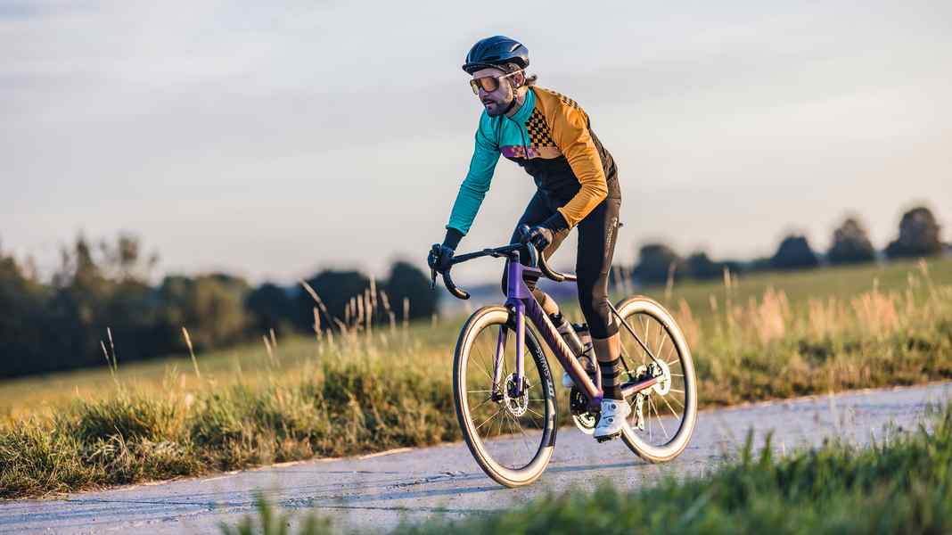 Allwettertrikot ohne oder Softshelljacke mit Membran?: Was funktioniert besser beim Schlechtwetter-Training?