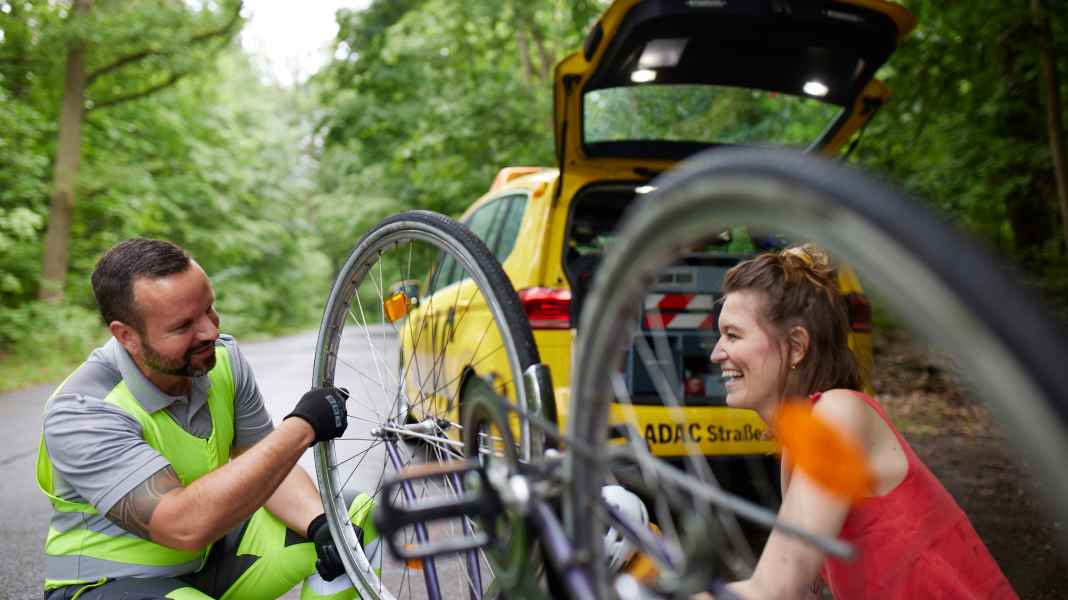 Fahrrad-Pannenhilfe: ADAC flickt Fahrradreifen