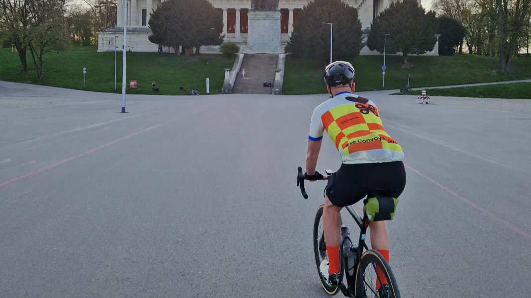 Bike Convoy for Ukraine: Trikots für Rettungswagen