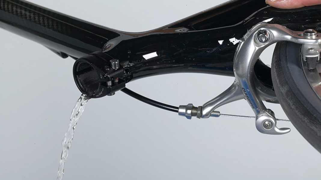 Schmutzwasser aus Hohlräumen beseitigen