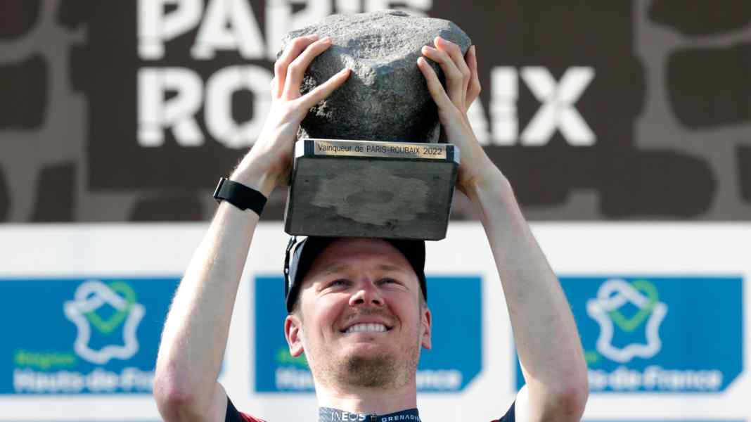 Eintagesrennen Paris-Roubaix - Paris-Roubaix: Sieger van Baarle holt sich den Pflasterstein