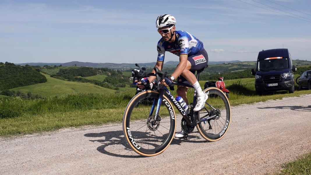 Giro d'Italia 2024: Julian Alaphilippe triumphiert im Alleingang
