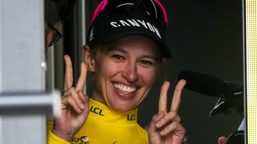 Spontane Party-Nacht bei Canyon//SRAM Racing nach Tour-Sieg von Niewiadoma