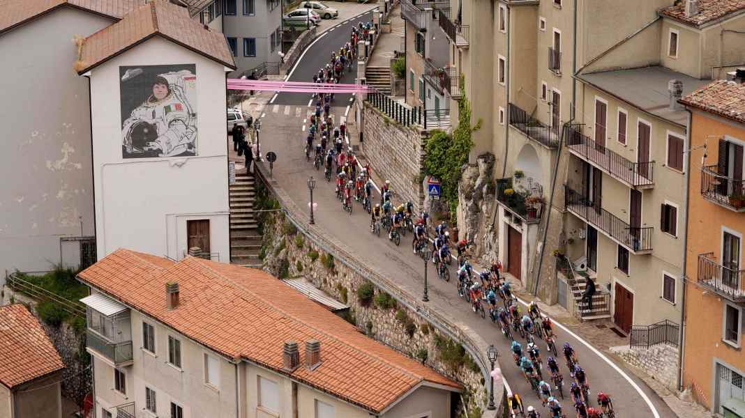Italien-Rundfahrt - Massensturz beim Giro d'Italia - Ex-Sieger muss aufgeben