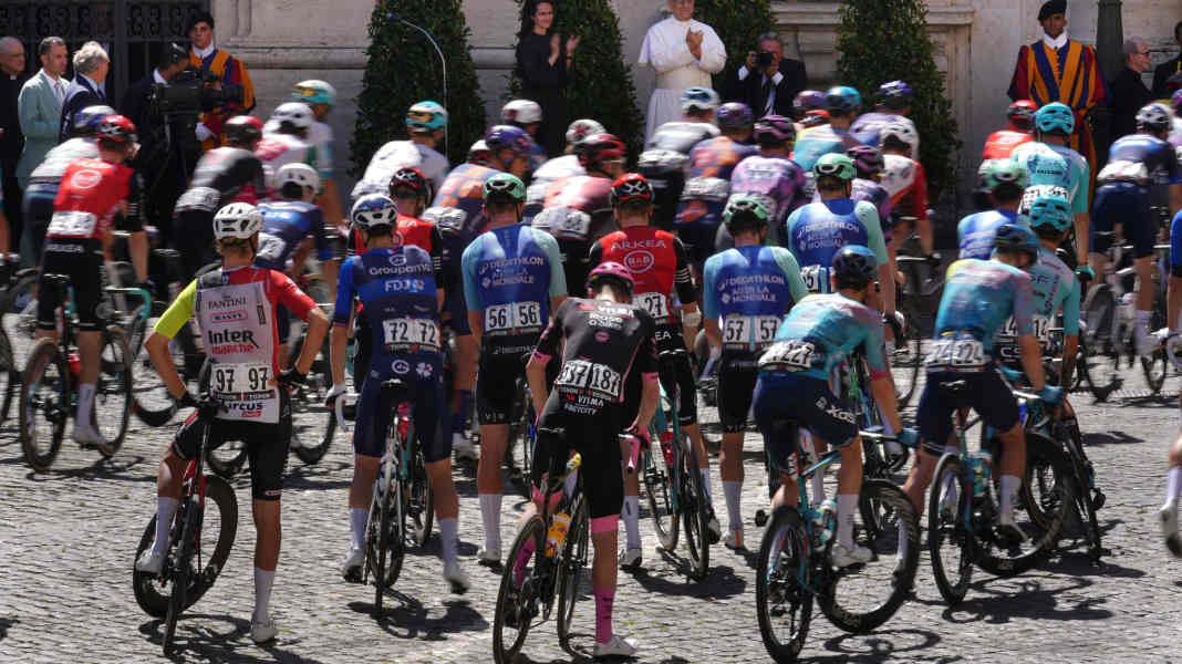 Stopp im Vatikan: Papst Leo XIV. segnet Giro-Peloton