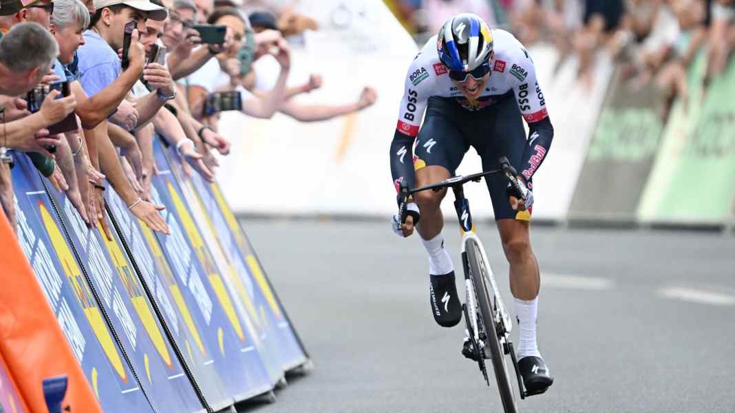 Starke Geste: Radstar Lipowitz bei Deutschland Tour als Wasserträger
