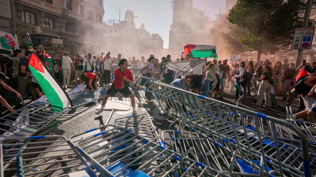 Spanien-Rundfahrt - Siegerehrung auf Kühlbox: Rad-Stars trotzen Vuelta-Abbruch