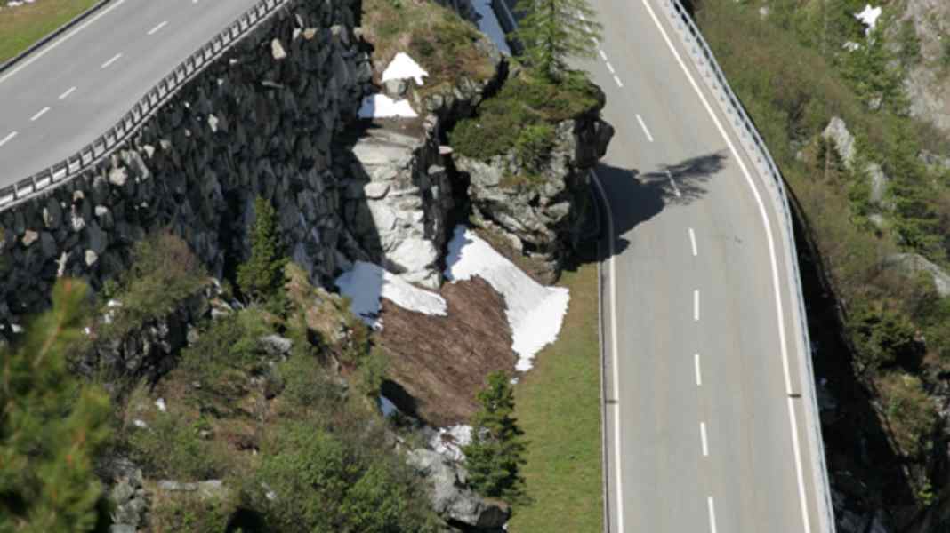 Anstiege der Alpen: Furkapass - Furkapass: Beeindruckende Fahrt am Eisstrom vorbei