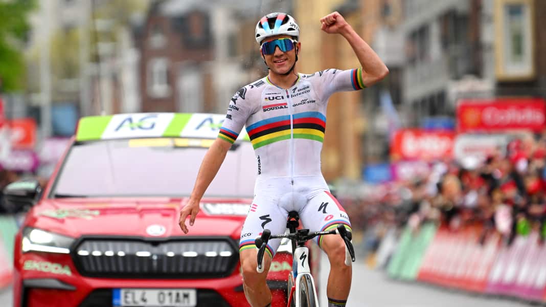 Lüttich-Bastogne-Lüttich 2023: Giganten-Duell fällt aus: Evenepoel nach Pogacar-Sturz der Dominator